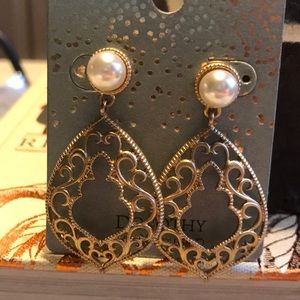 Gold/ pearl like earrings